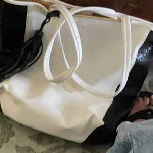 Vegan leather Carlos large shoulder bag black and white with removable tassel!
